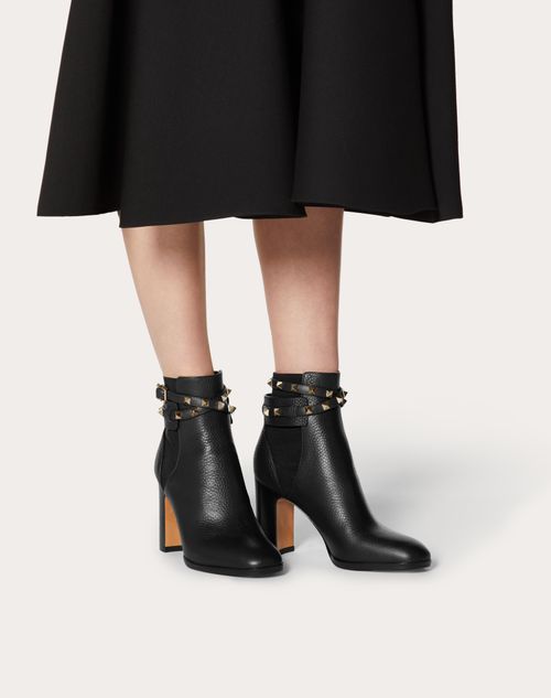 ROCKSTUD GRAINY CALFSKIN ANKLE BOOT 90 MM